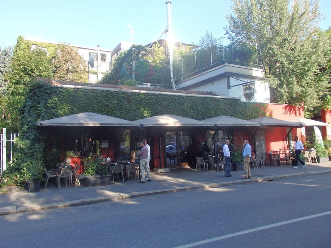 Locale del quartiere con dehor